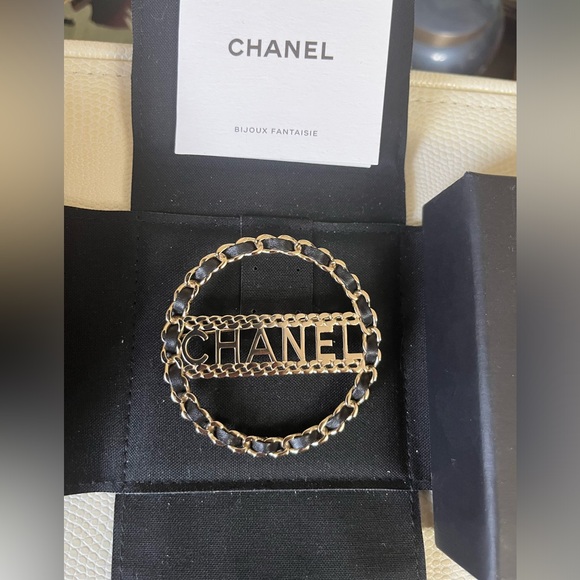 Authentic Chanel Brooch from 2018 - Picture 2 of 6